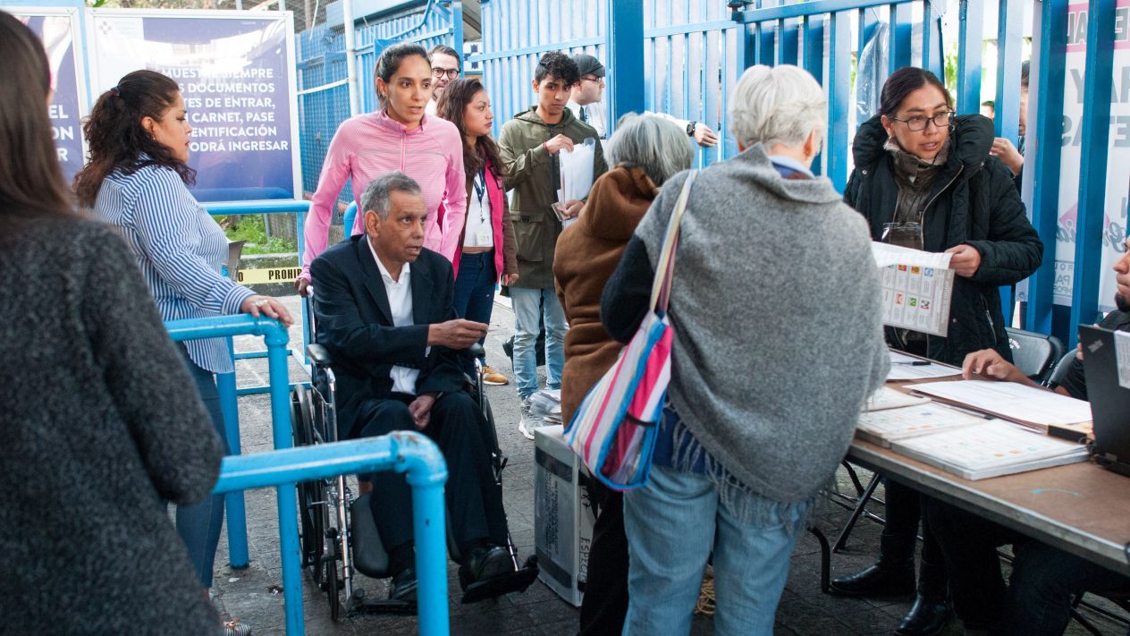 LLega Exgobernador Fidel Herrera A Votar En Silla De Ruedas Lo