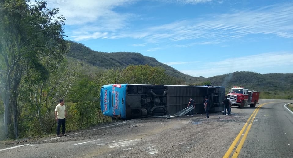 Autobús sufre volcadura por la México 15 en el cerro de La Campana