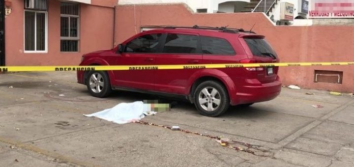 Asesinan a mujer al bajar de su camioneta en Mazatlán