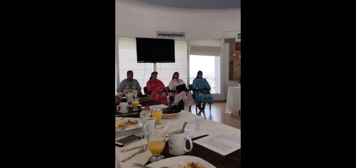 Diputados de Chihuahua desayunan frente a rarámuris… y ni agua les dan