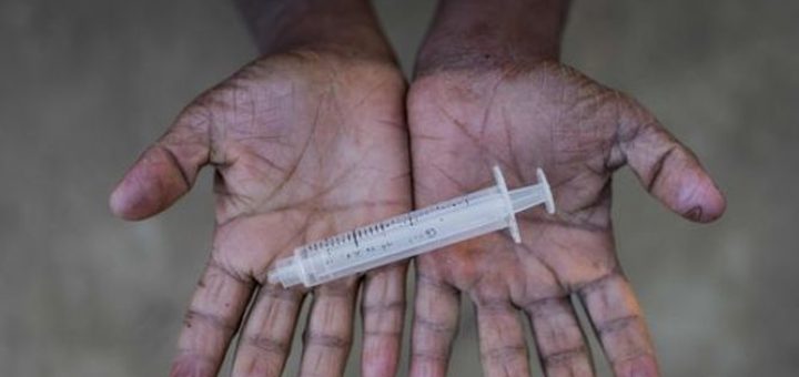 Falso médico infecta a 21 personas con el VIH en India