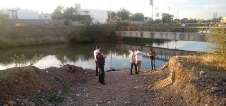 Flota cadáver en el canal Recursos en la colonia El Palmito