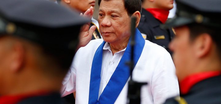 Presidente filipino aconseja disparar en los genitales a mujeres