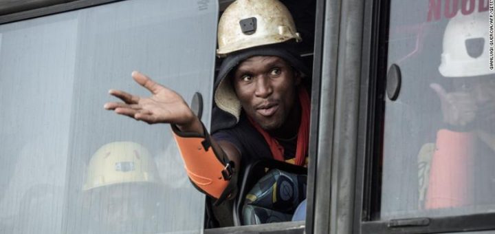Rescatan a los más de 900 mineros atrapados en una mina de oro en Sudáfrica