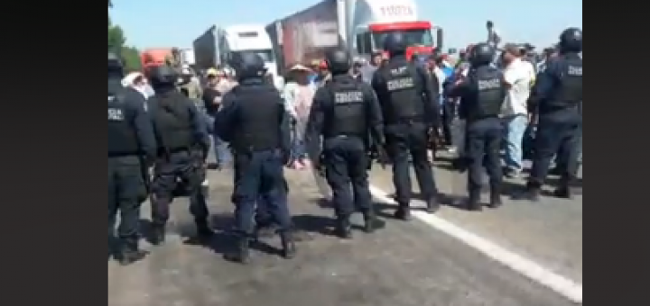 Bloquean policías estatales la llegada de manifestantes en caseta El Pisal