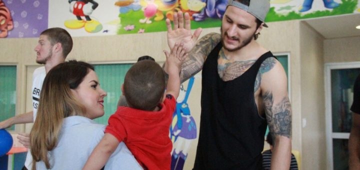 Caballeros comparte alegría en Hospital Pediátrico de Sinaloa