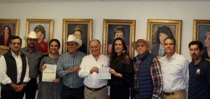 Donan ganaderos al DIF parte de lo obtenido en feria