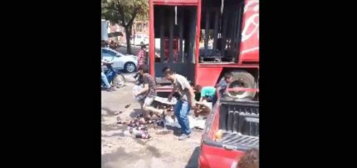 Hombres, mujeres y hasta niños saquean camión repartidor de refrescos