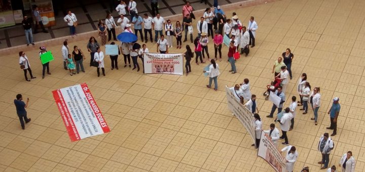 Trabajadores de salud se manifiestan en Palacio de Gobierno, exigen mejores condiciones para laborar