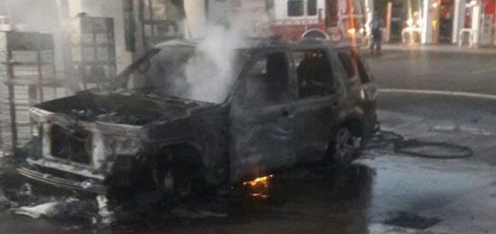 Vehículo se incendia en gasolinera de El Limón de los Ramos