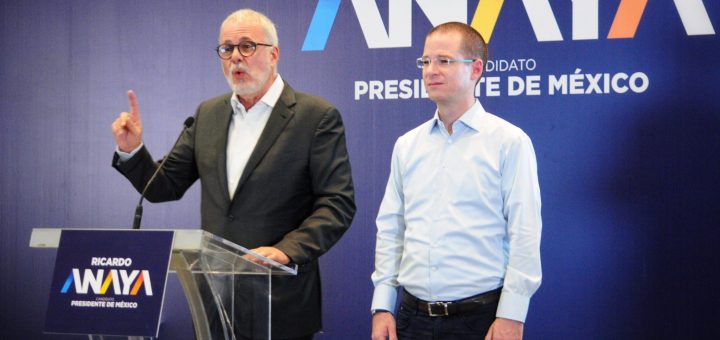 Anaya presenta a exrector de la UdG como parte de su equipo