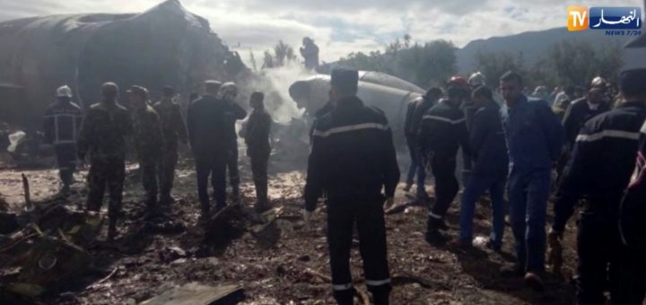 Avión militar se estrella en Argelia; hay 257 muertos