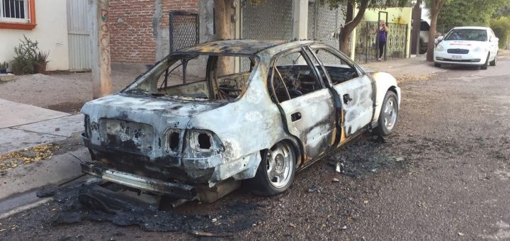 Carros quemados amanecen en la colonia Colinas de la Rivera