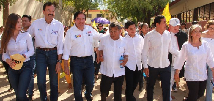 Cuen acompaña a Albertico Medina a registrarse como candidato a la presidencia municipal de Badiraguato