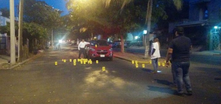De más de 40 balazos asesinan a una persona en su coche mientras circulaba por la ciudad