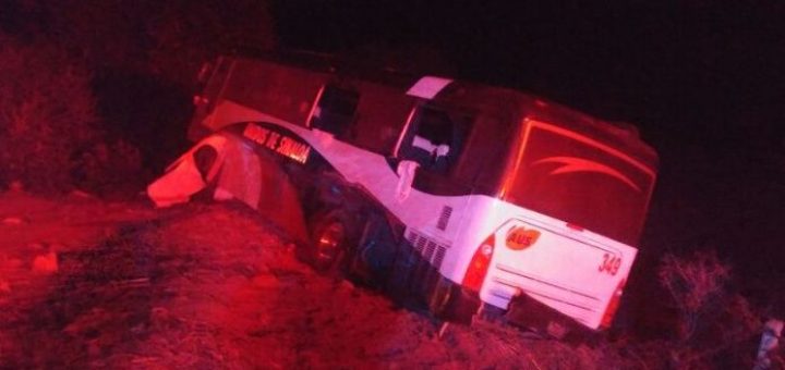 Se vuelca un autobús de pasajeros en la maxipista Culiacán-Mazatlán